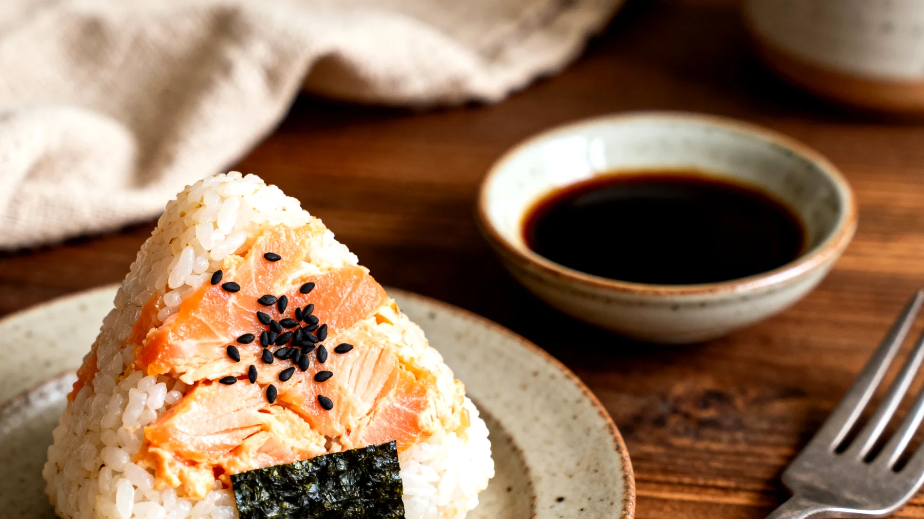 Onigiri au saumon et graines de sésame noir"