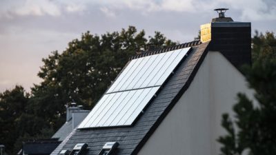 Panneaux solaire sur le toit d'une maison

Cheminee, energie, renouvelable, transition ecologique, panneau solaire
